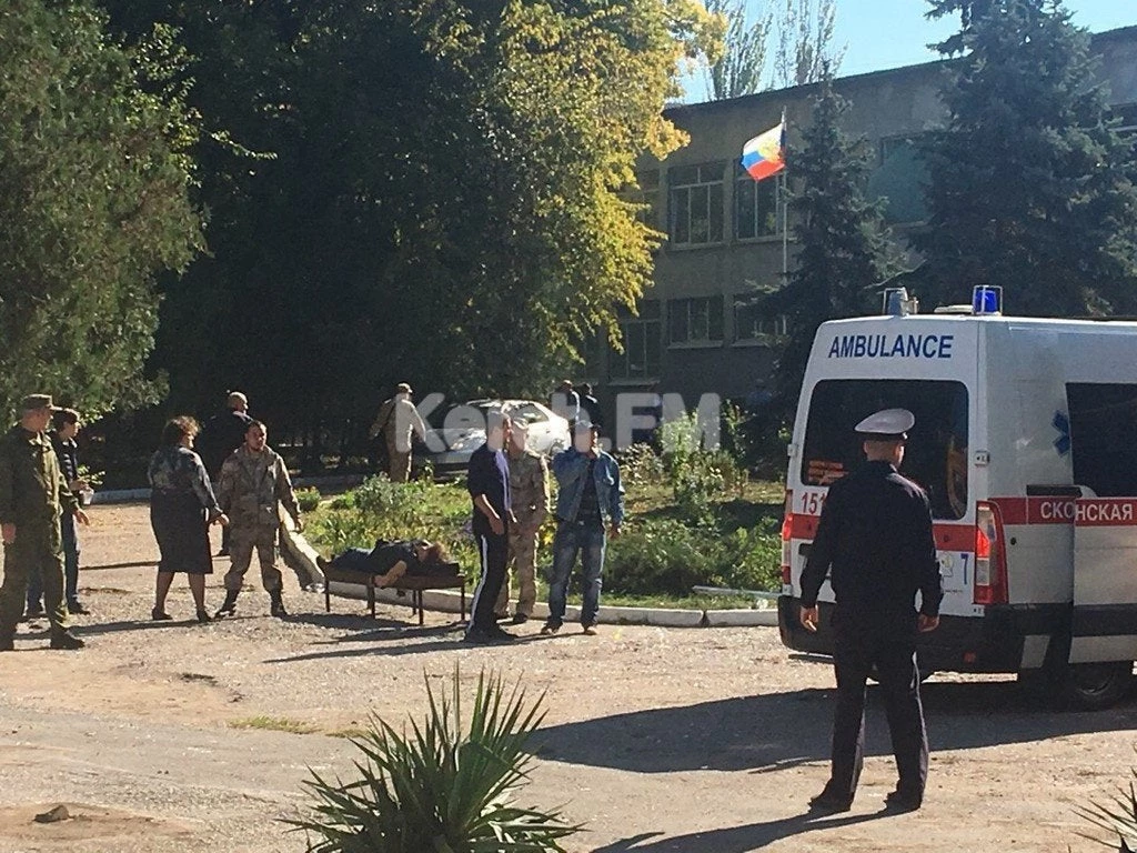 Μακελειό στην Κριμαία: Ένοπλοι μασκοφόροι σκόρπισαν τρόμο και θάνατο – Πυροβολούσαν όποιον έβρισκαν μπροστά τους – Βρέθηκε και εκρηκτικός μηχανισμός (upd2)